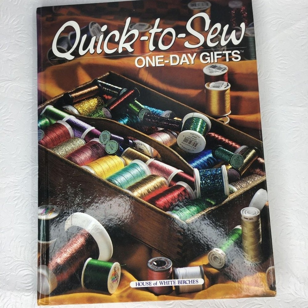 Quick-to-Sew One-Day Gifts Book 2000 Hard Cover Applique Quilting Pillow Making